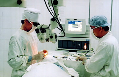 Bác sĩ Nguyễn Thanh Triết (trái) trong một ca phẩu thuật mắt