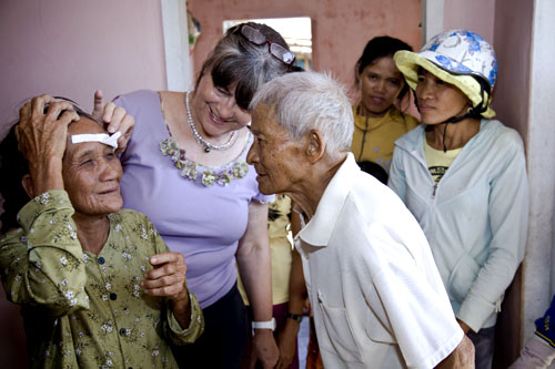 Bà Võ Thị Sao trong niềm vui được phẫu thuật mắt thành công. Ảnh: FHF